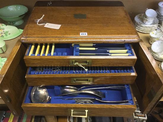 Part service of silver-plated cutlery in 3-drawer oak canteen